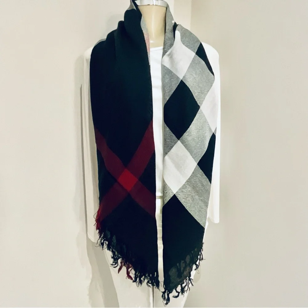BURBERRY LONDON HOUSR CHECK WRAP / SCARF. - Picture 4 of 10